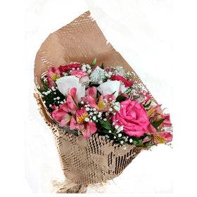Buquê 6 Rosas com Astromélias envolto em papel Rústico
