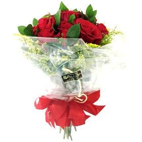 Buquê 12 Rosas vermelhas com Ruscus e Tangos em papel celofane